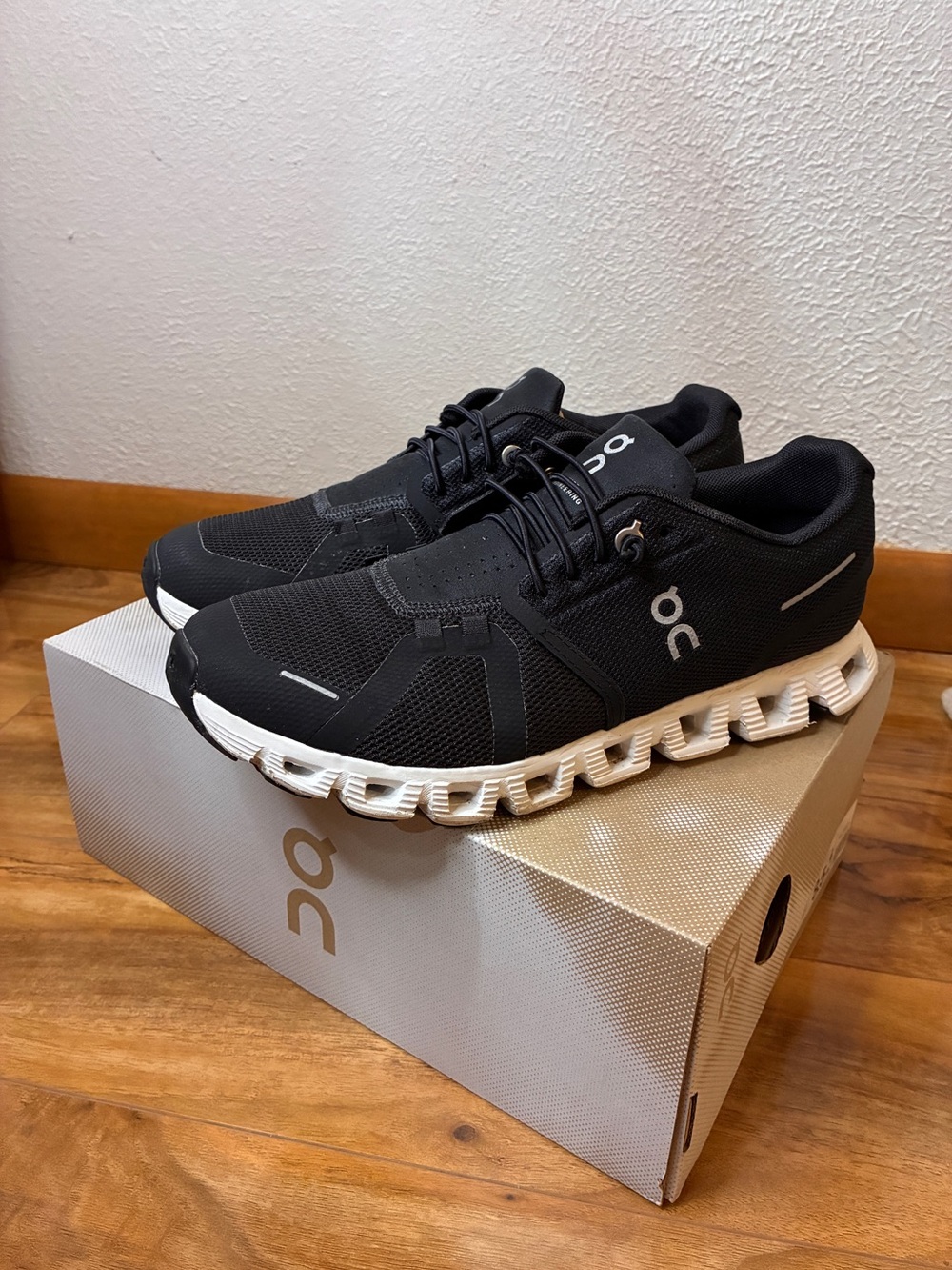 On Cloud 5 Women’s Athletic Running Sneaker Shoes, black- size 8.5